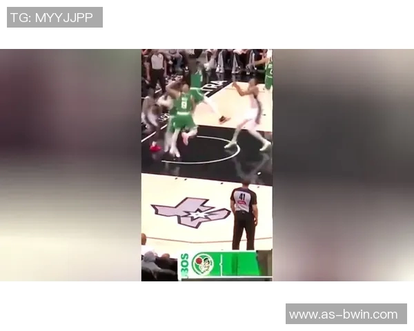 福克斯精彩抢断后助攻文班完成华丽打板空接暴扣瞬间回顾